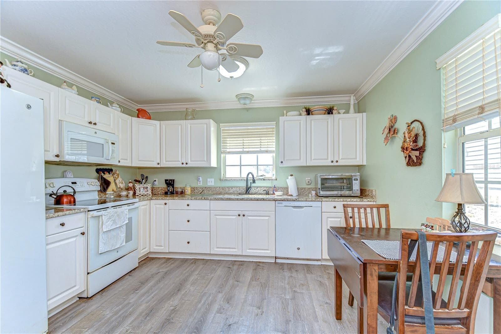 5906 Greenbriar CT photo 2