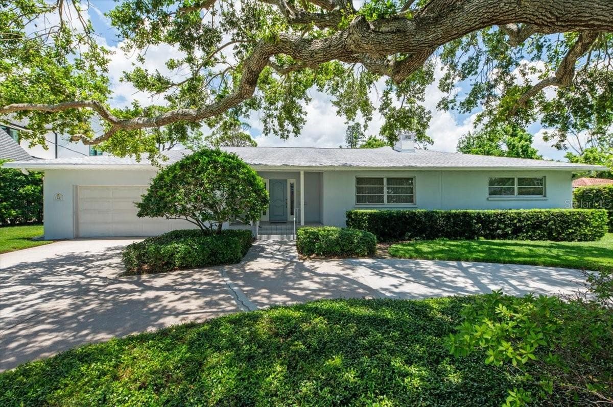 1541 Flower Dr photo 2