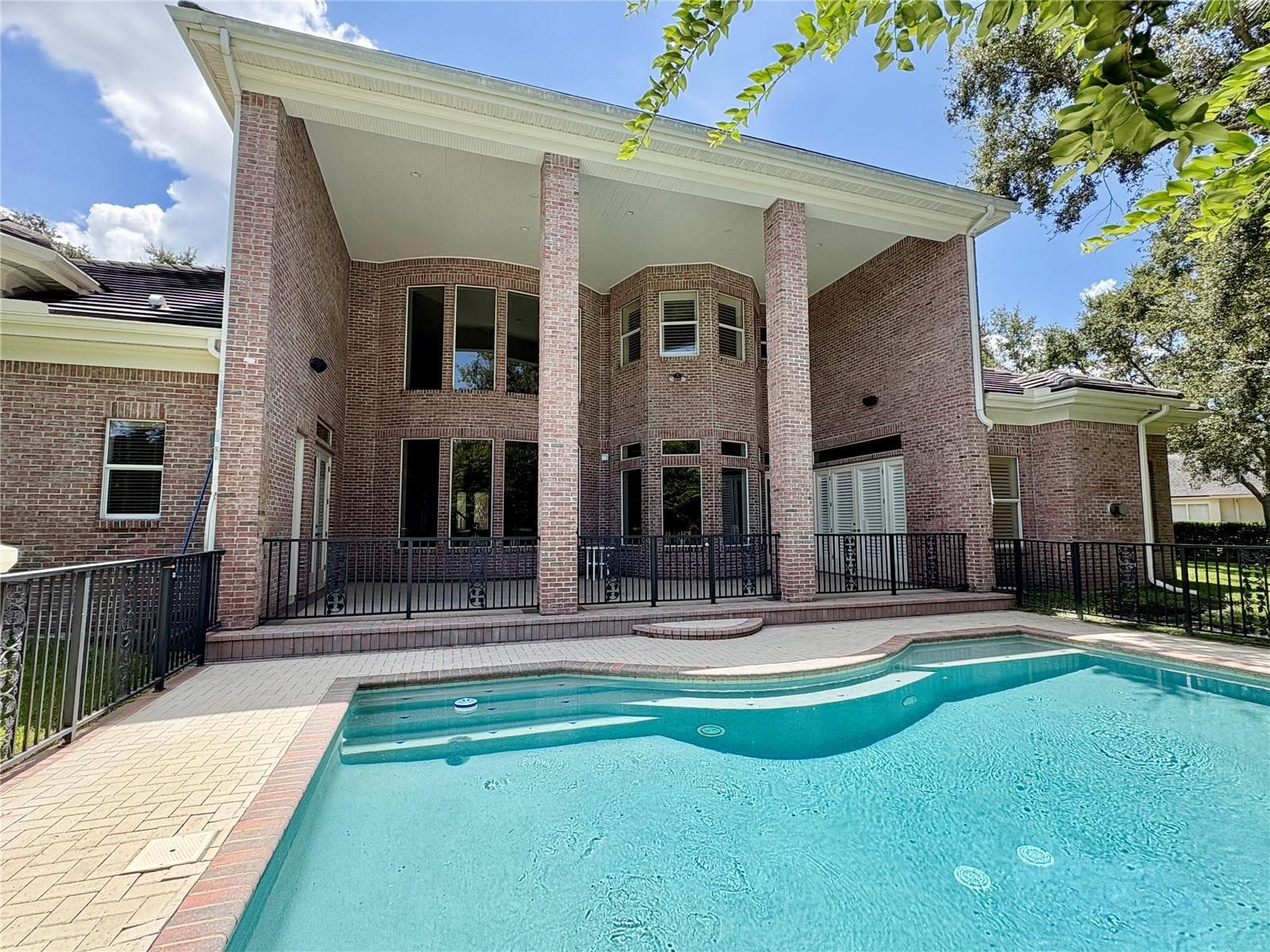 2817 Roehampton Close photo 2