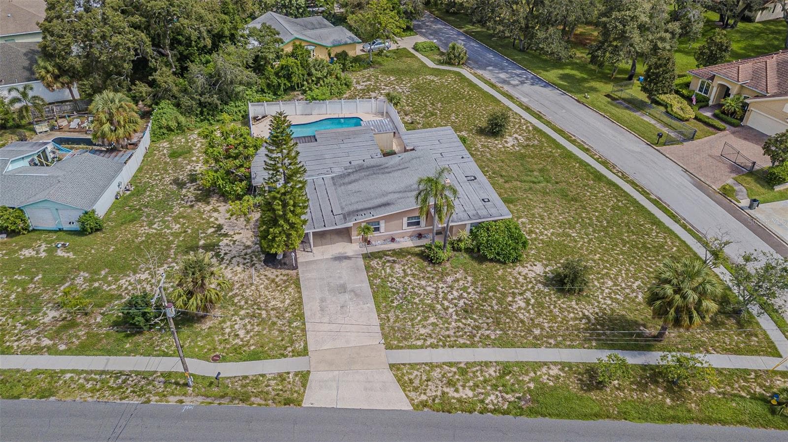 912 Riverside Dr photo 2