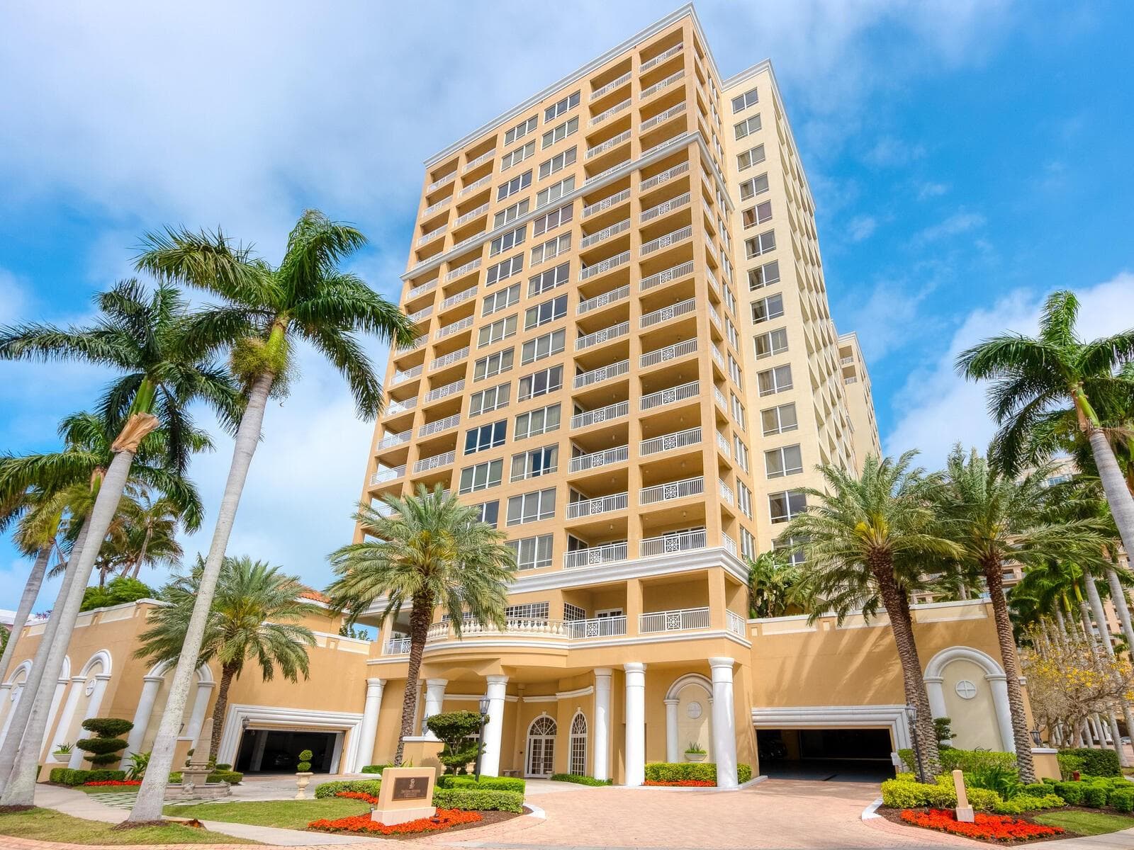 35 Watergate Dr #906 photo 2