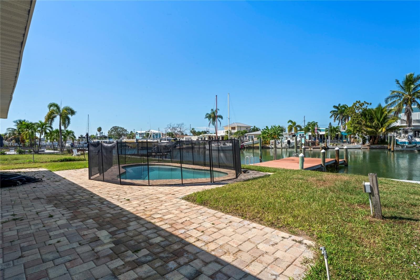 516 Crystal Dr photo 2