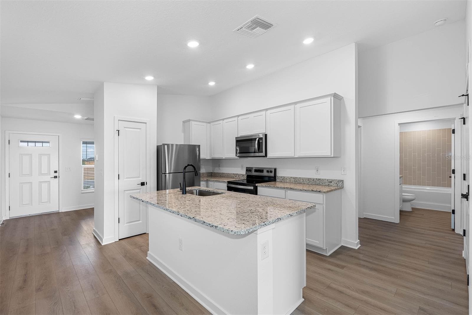 609 Blackthorn Dr photo 3