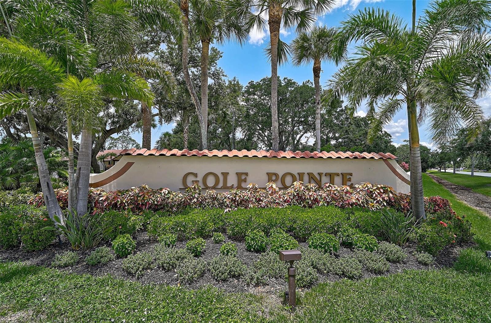 7341 Golf Pointe Cir photo 2