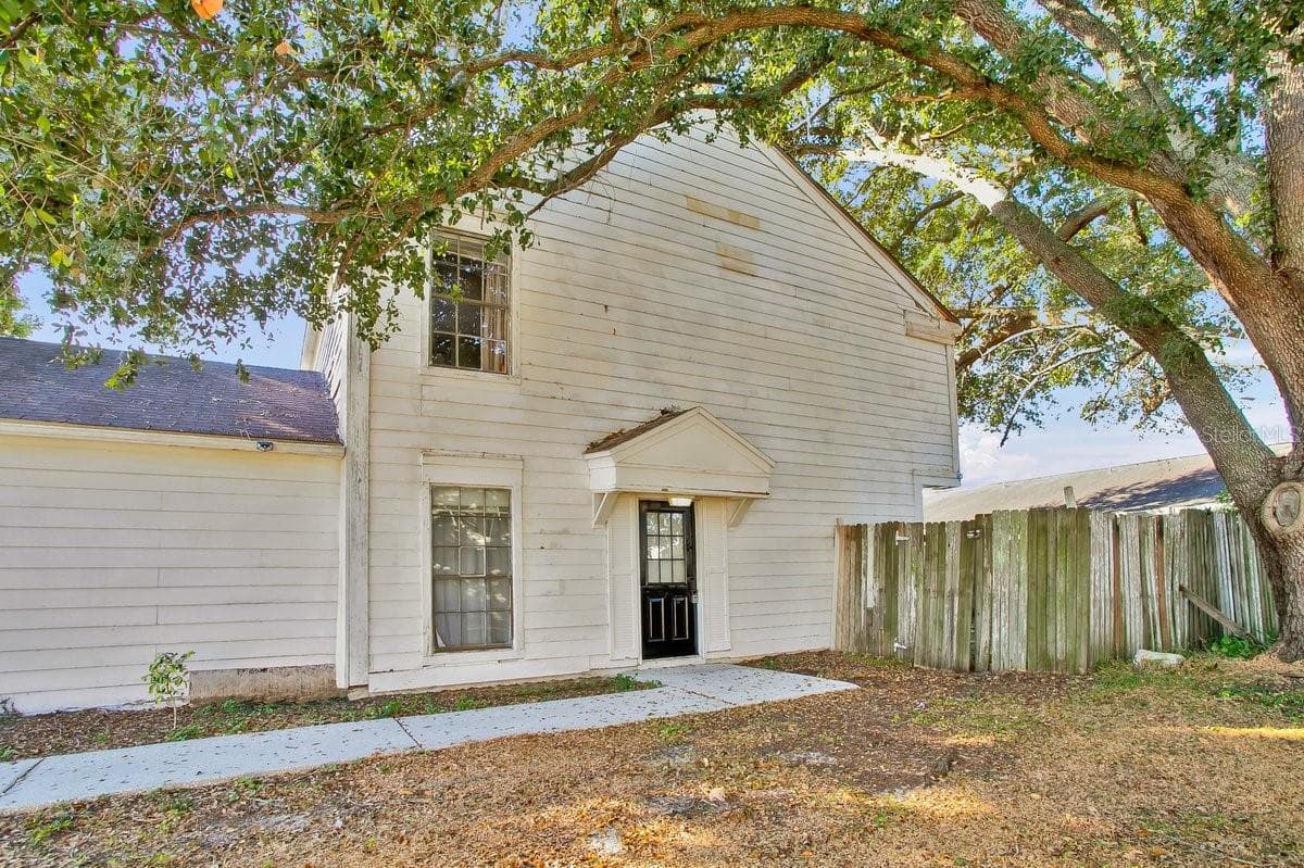 1817 Crystal Grove Dr photo 2