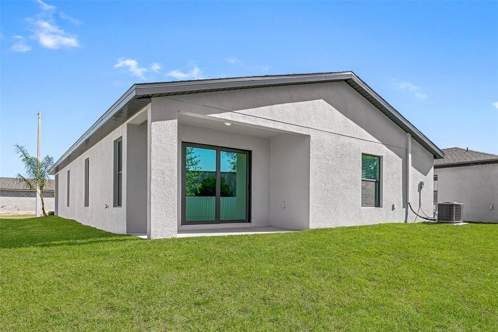 614 Blackthorn Dr photo 2