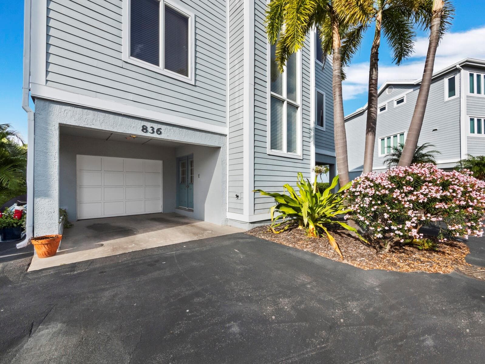 836 Evergreen Way photo 2