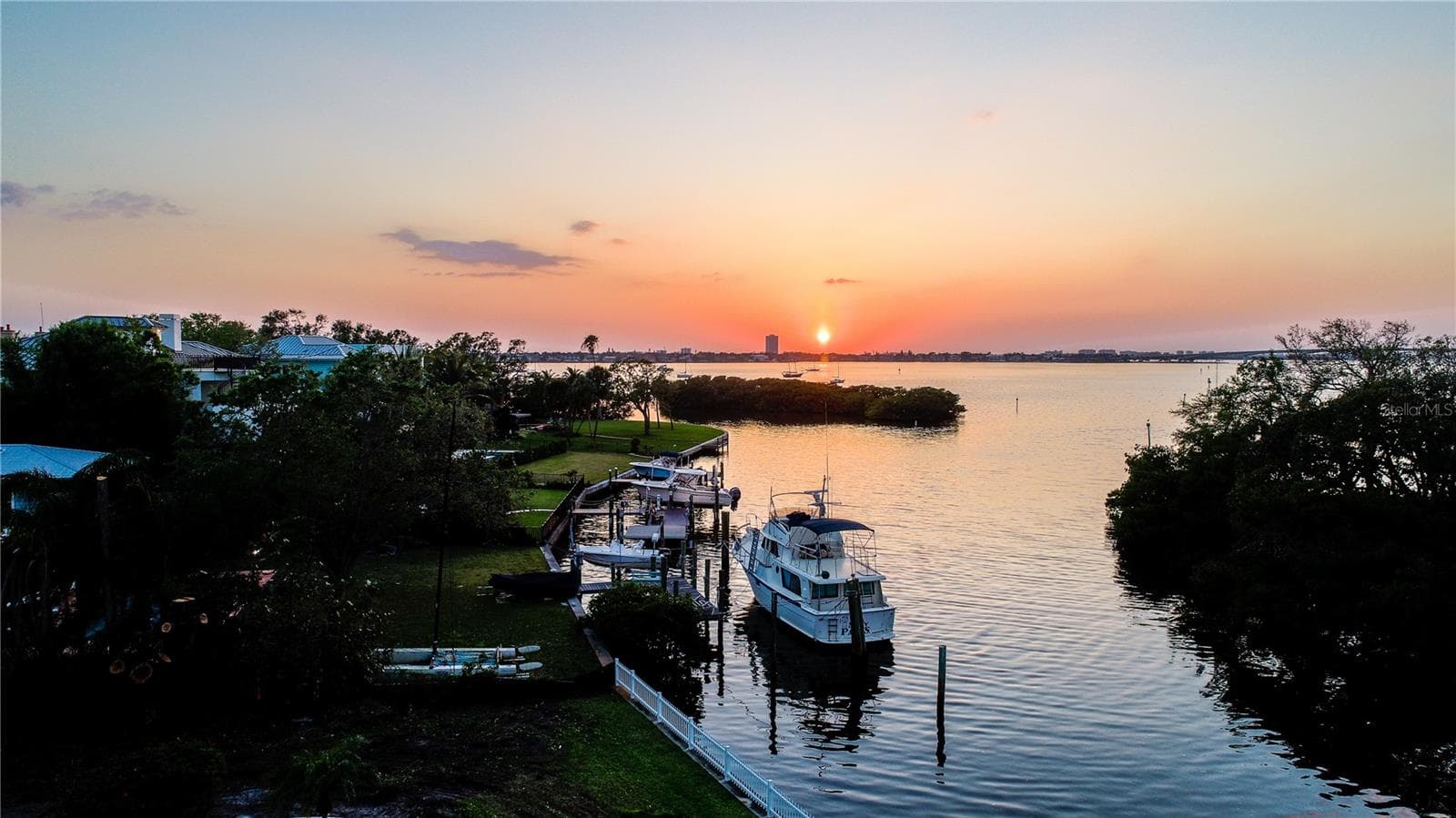 1521 Bay Point Dr photo 2