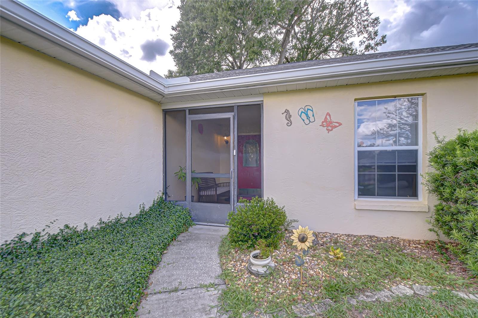 6911 Oakcrest Way photo 2