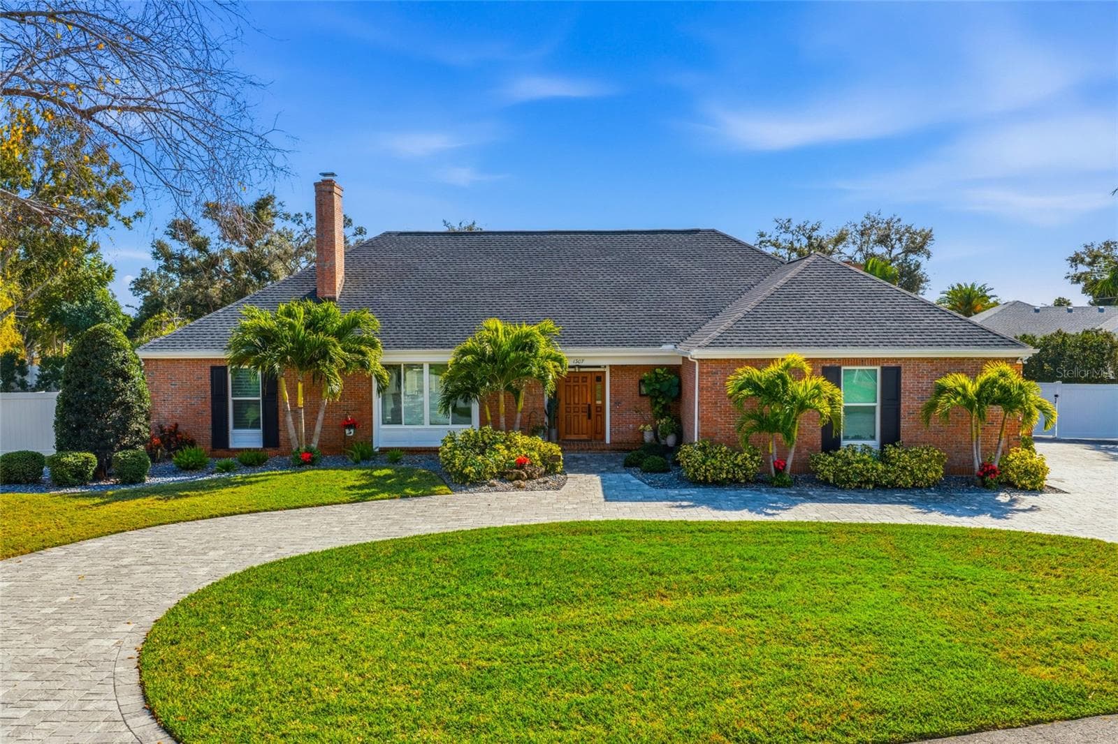 1307 Riverview Cir photo 2