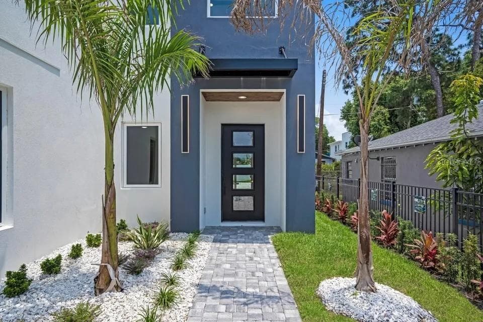 1156 Cocoanut Ave photo 2