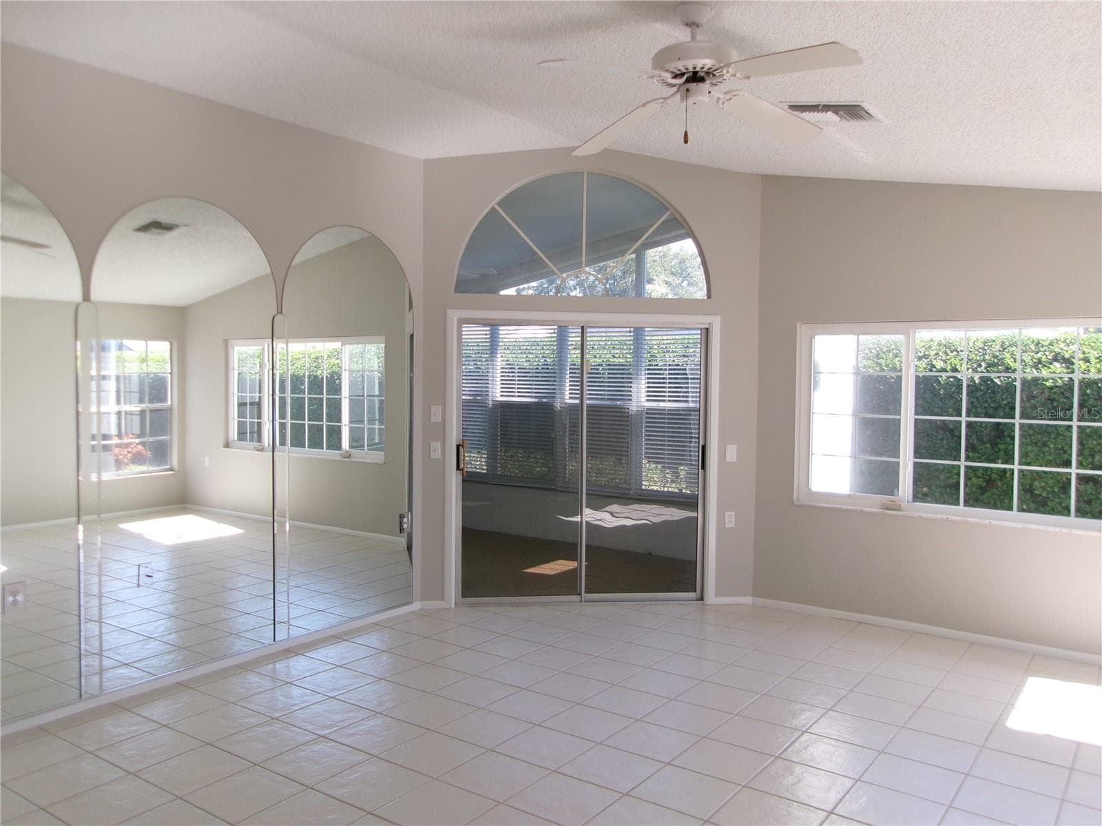 11604 Versailles Ln photo 2