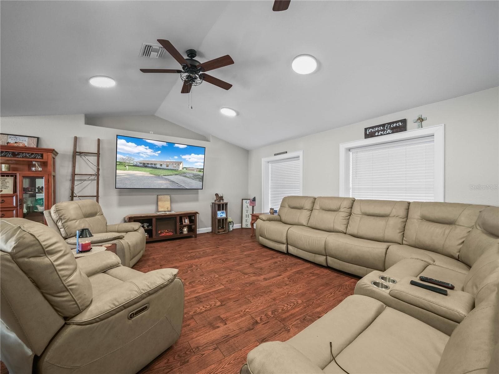 124 Pangola Dr photo 5