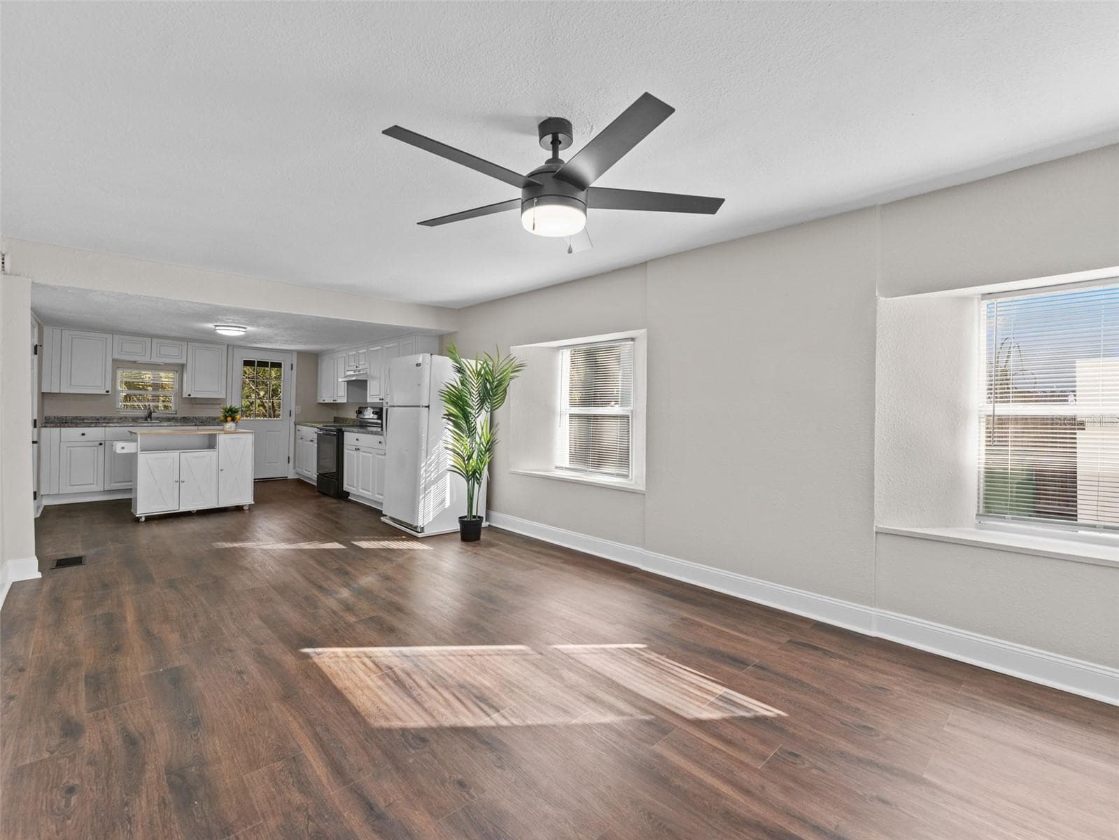 3622 E Mohawk Ave photo 4