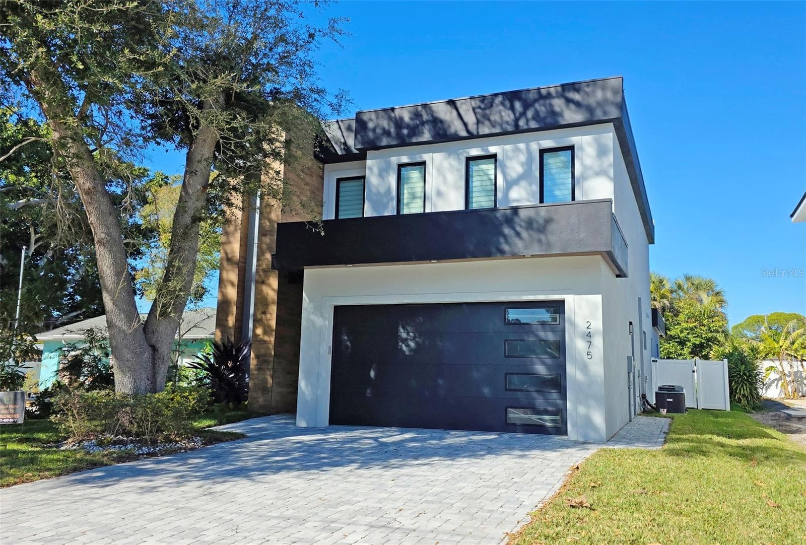 2475 Bay St photo 2