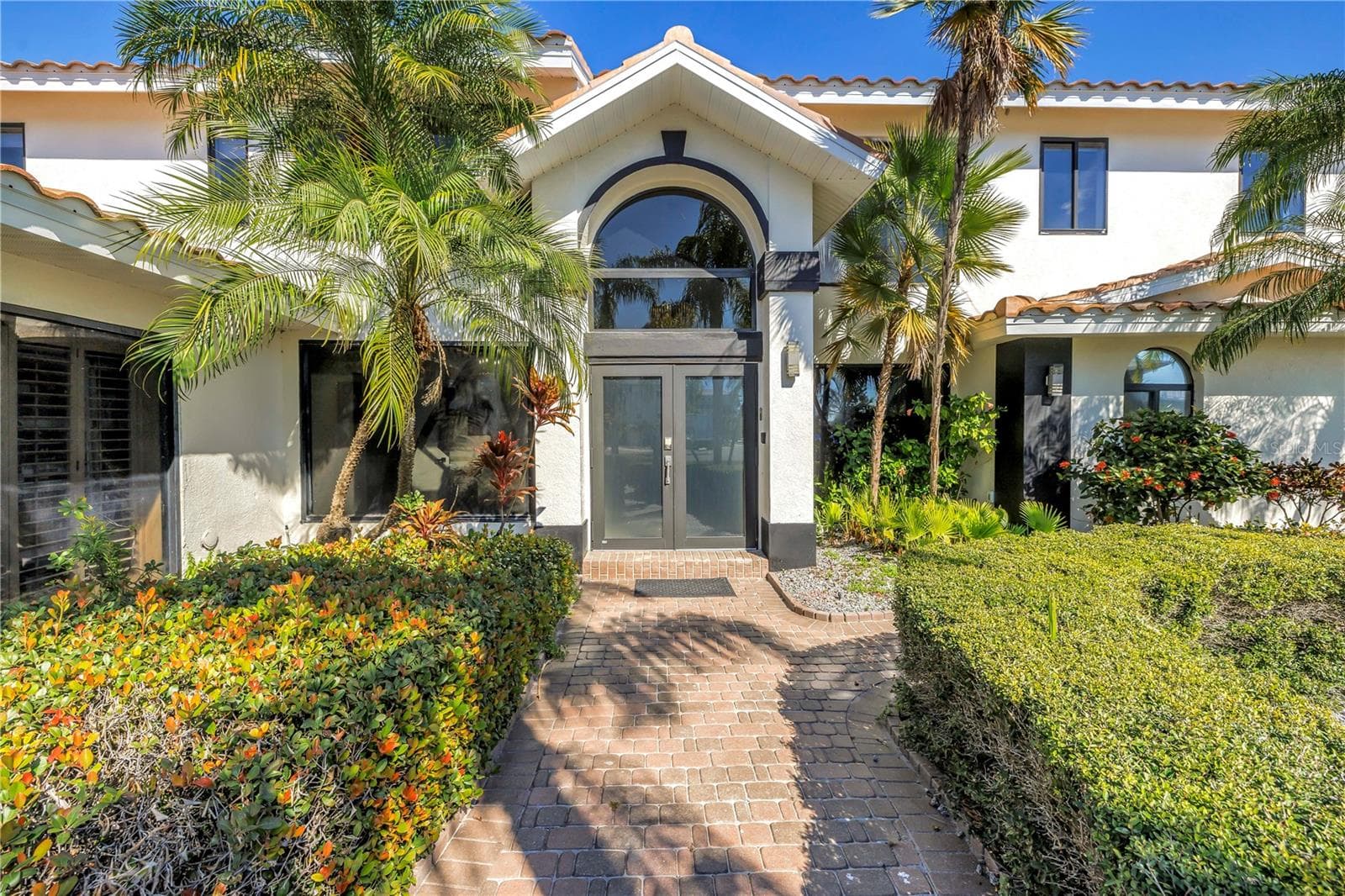 583 Crystal Dr photo 2