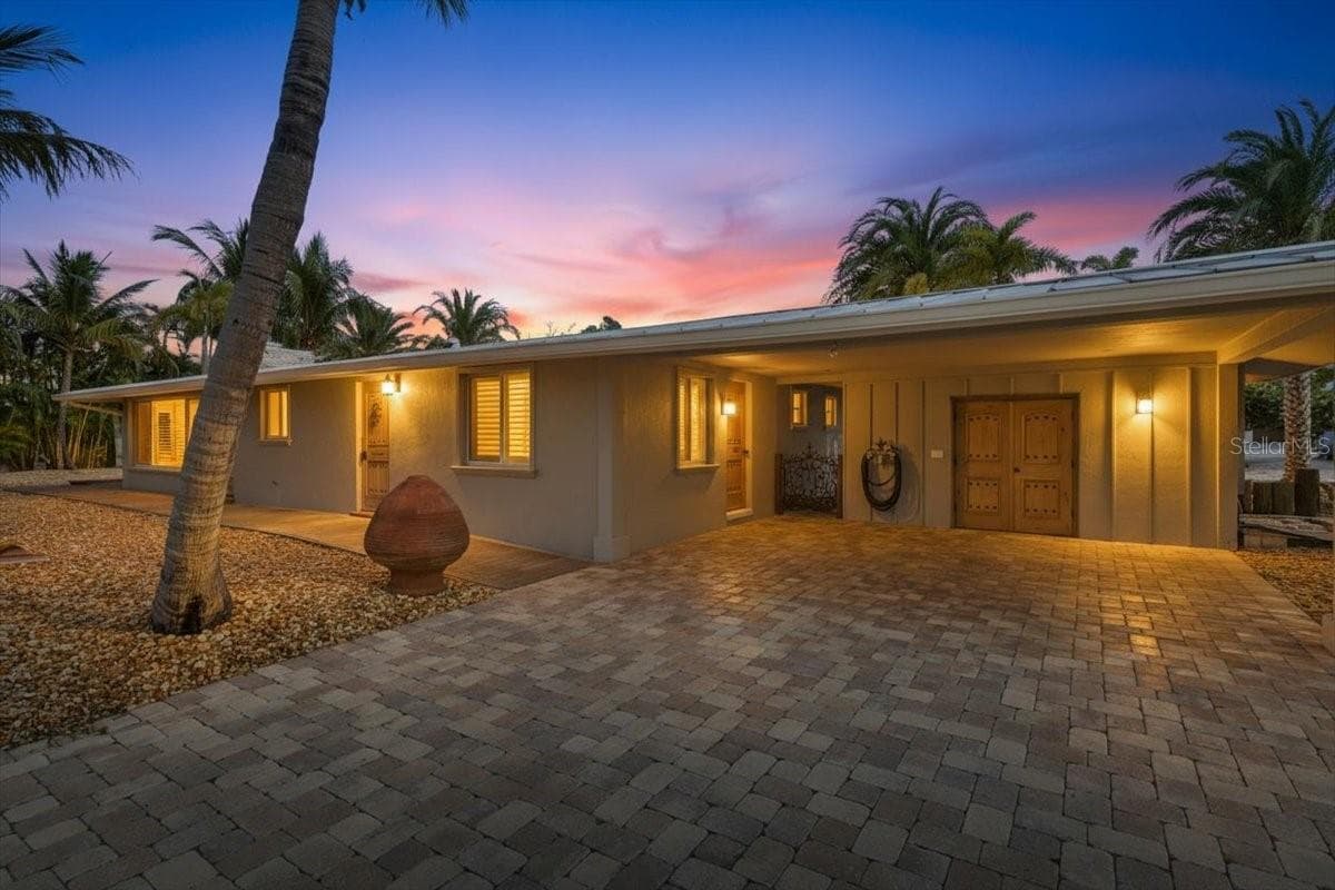 834 Jungle Queen Way photo 2