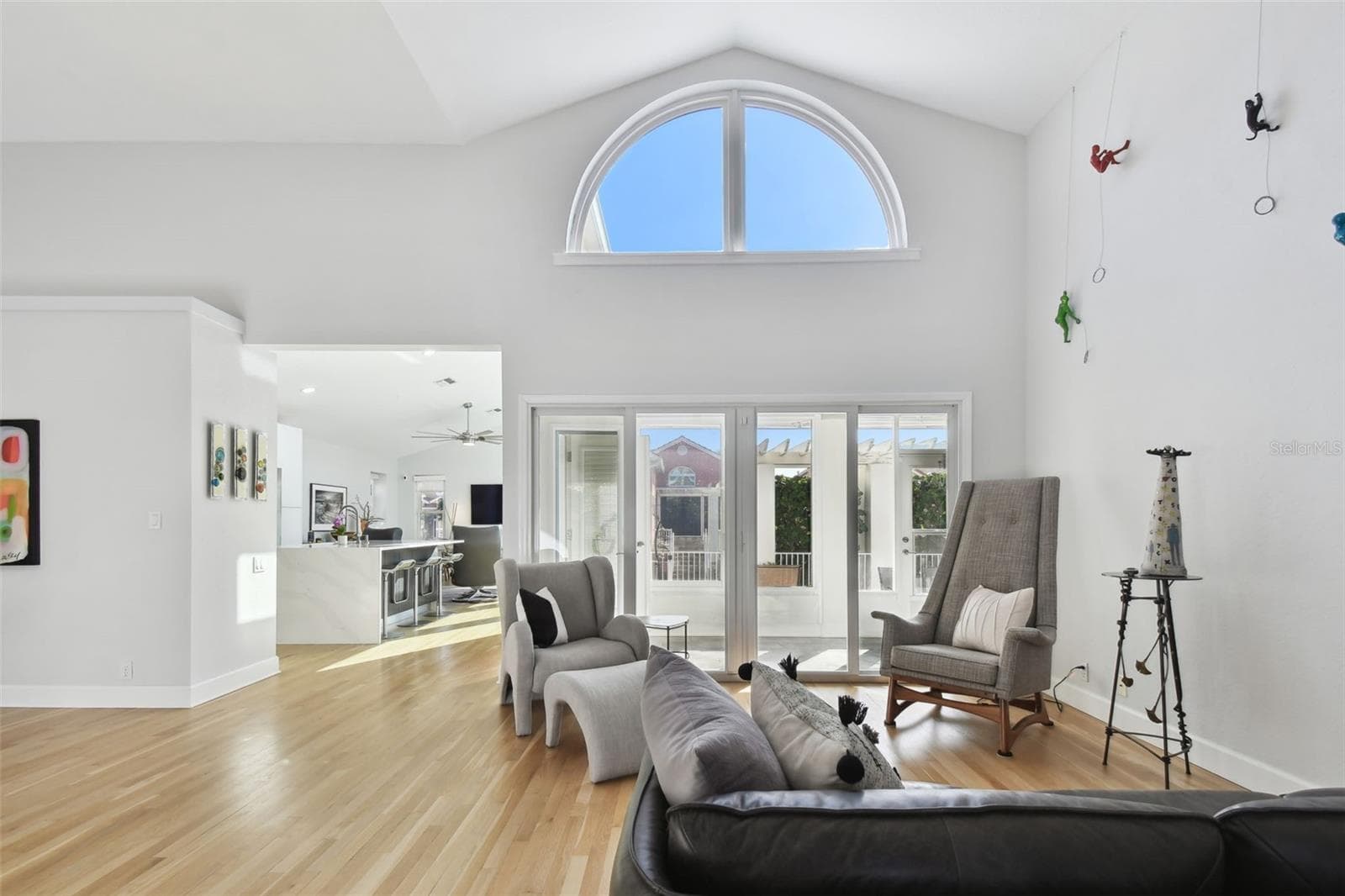 21 Crescent Pl S photo 2