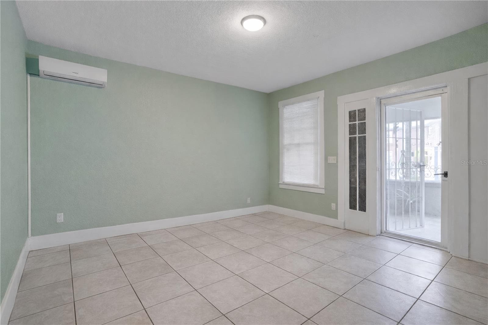 316 W Columbus Dr photo 4