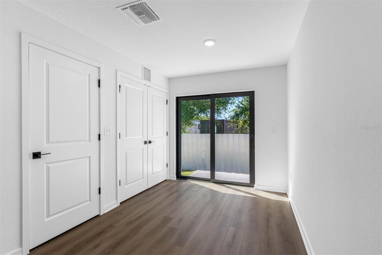 229 Galaxy Ave photo 4