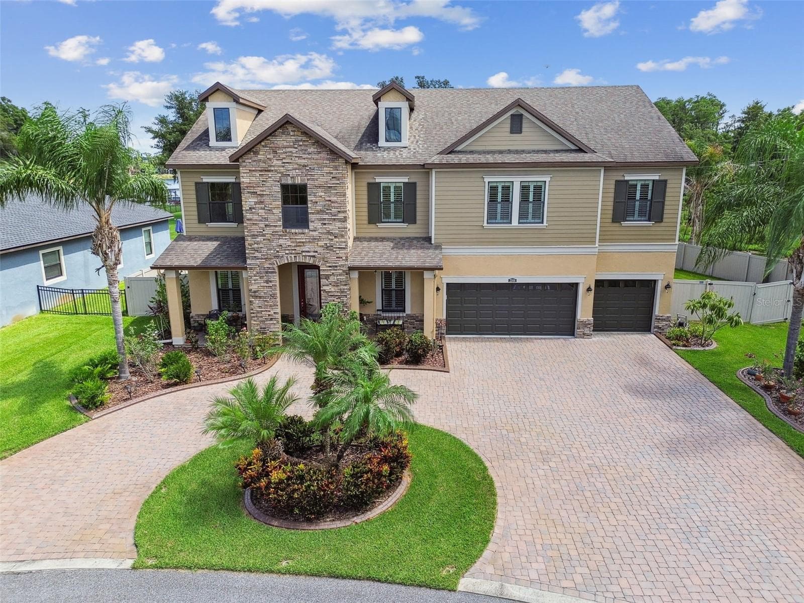 2566 Lake Manor Dr photo 2