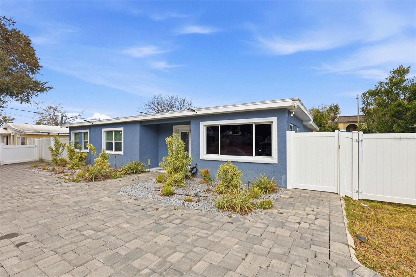 2521 W Crest Ave photo 2