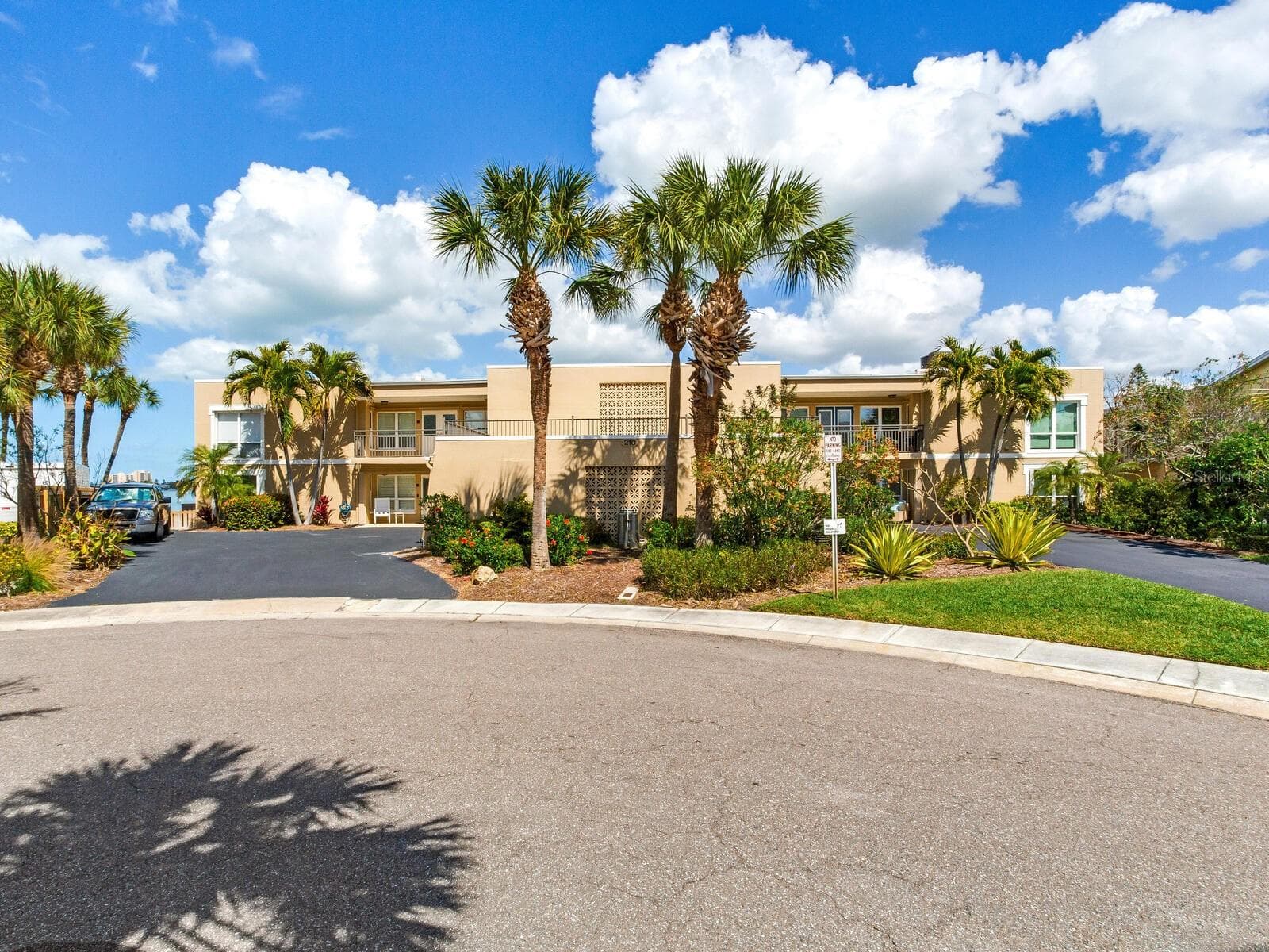 210 Dolphin Pt #B photo 2