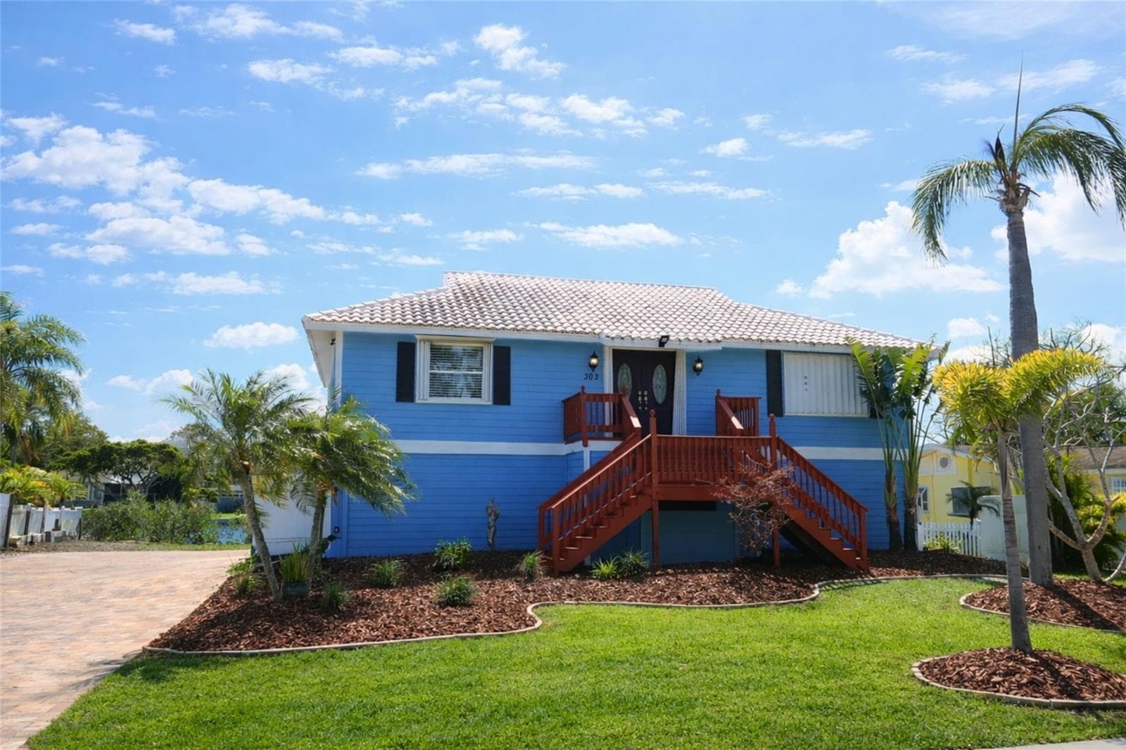 303 Lagoon Dr photo 3