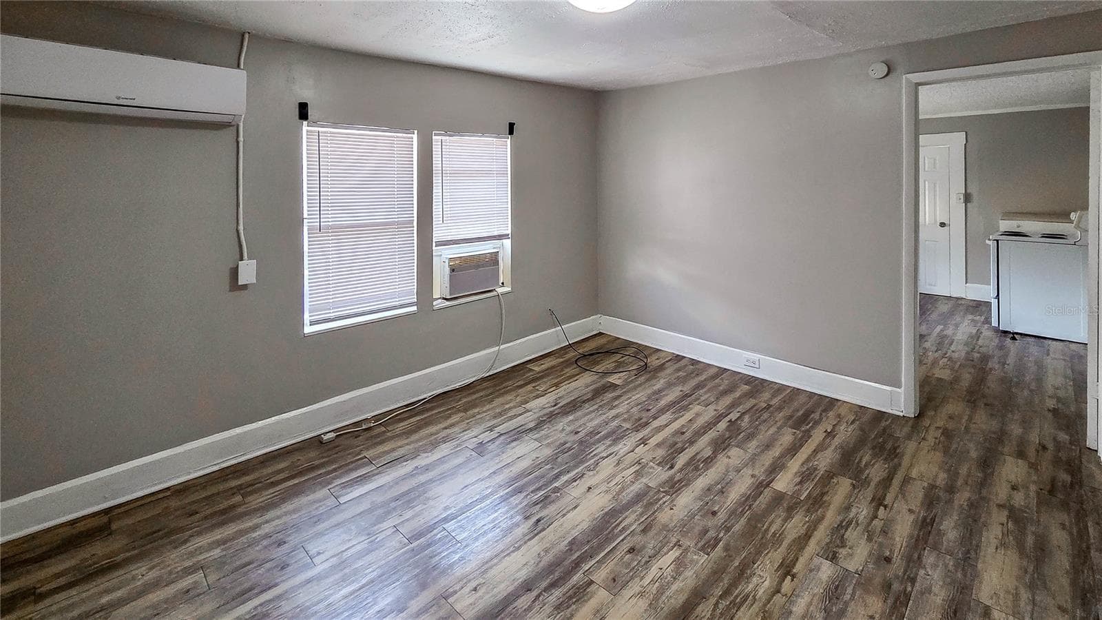 602 Emma St photo 4
