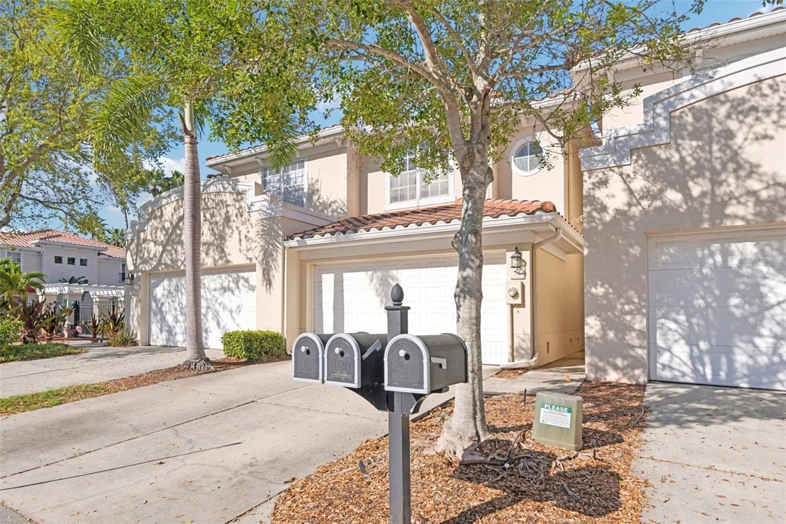 300 Valencia Cir photo 2