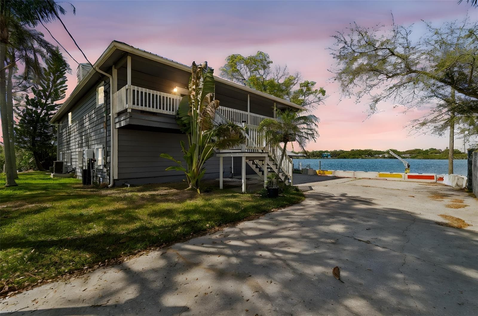 9901 Bay Dr photo 2
