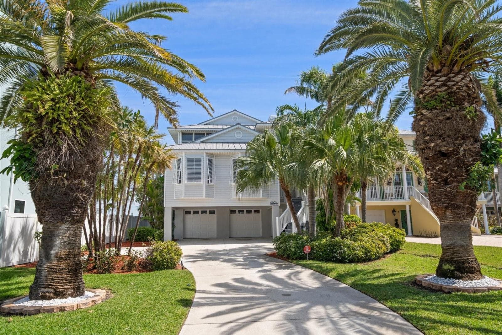 8685 E Bay Dr photo 2