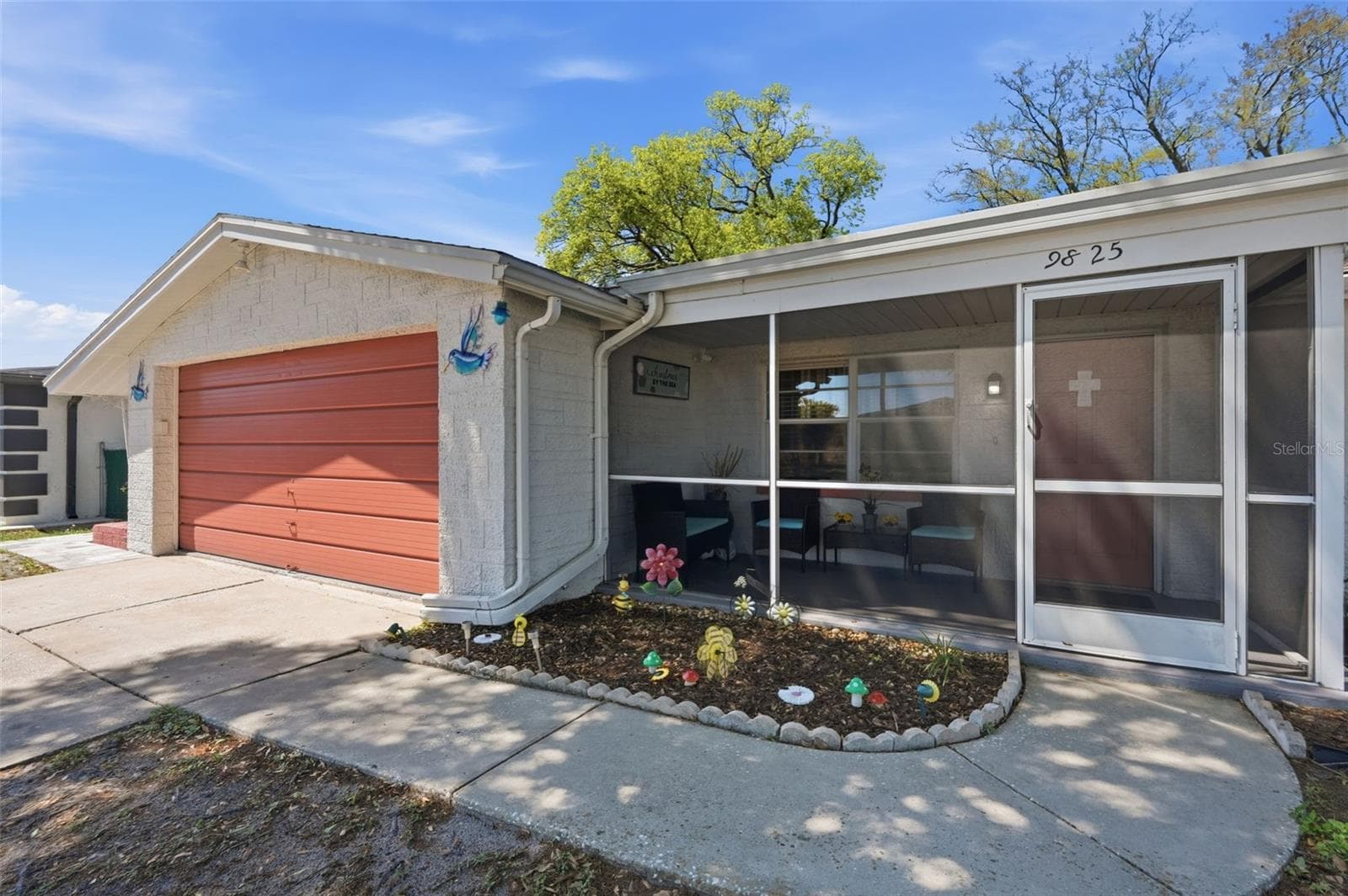 9825 Lakeside Ln photo 2