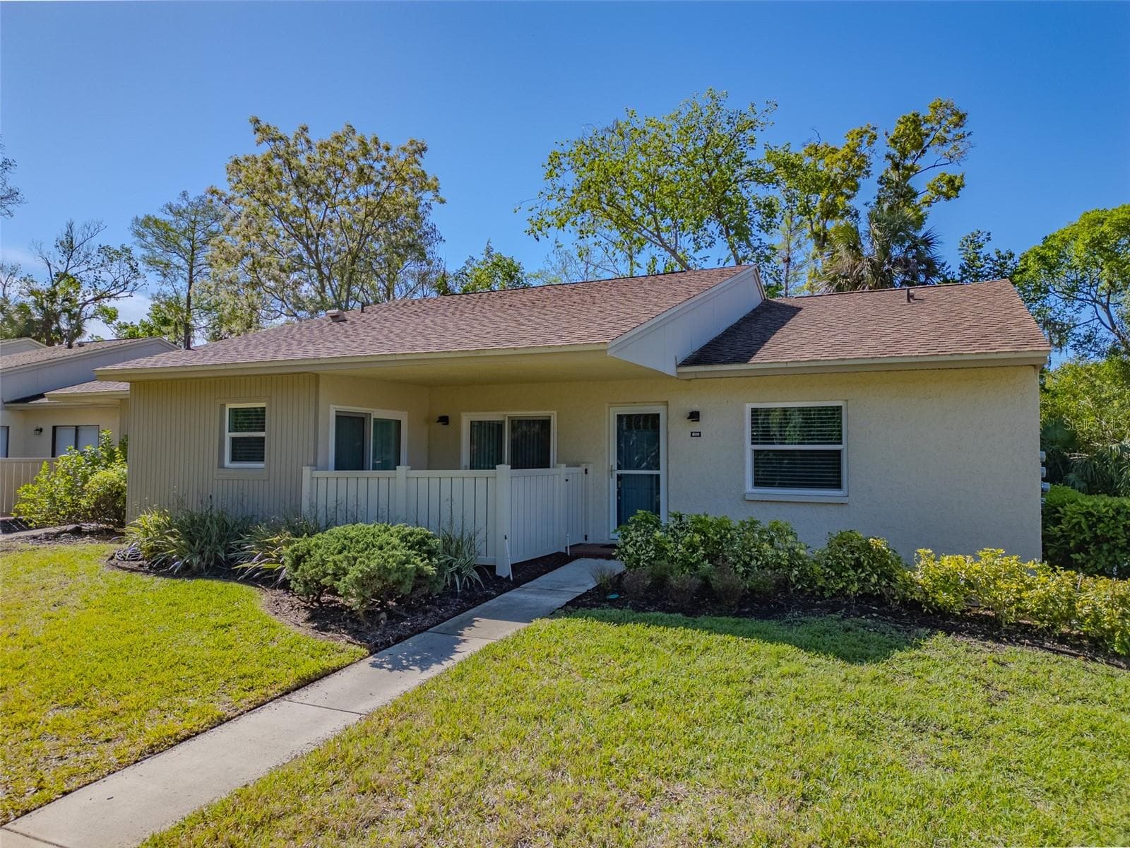 600 S Woodlands Dr photo 2
