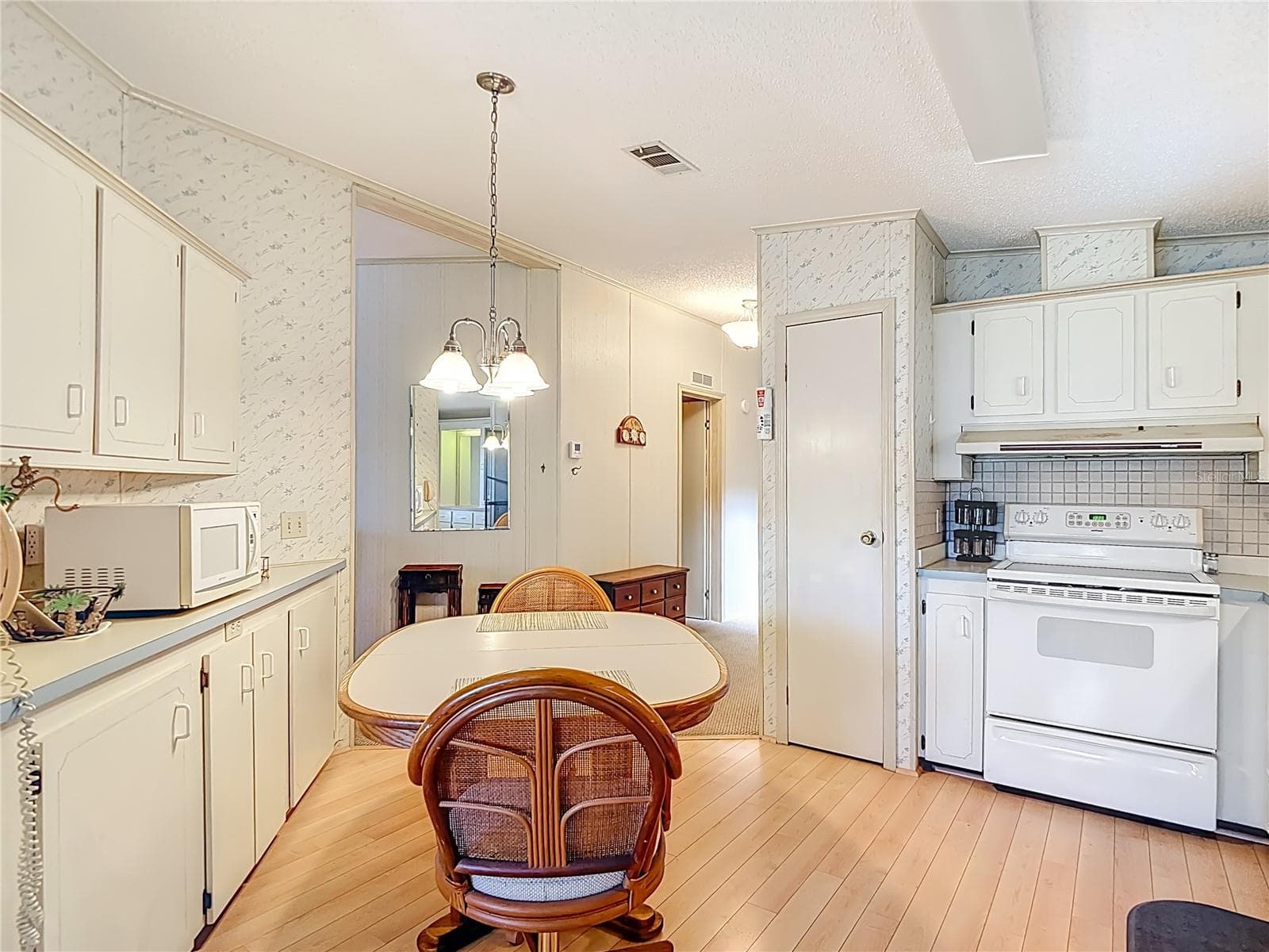 10321 Marinette Ave photo 2
