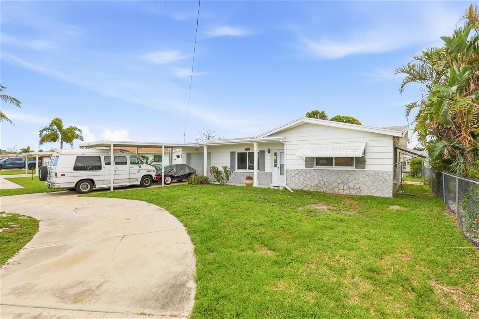 13538 Leslie Dr photo 2