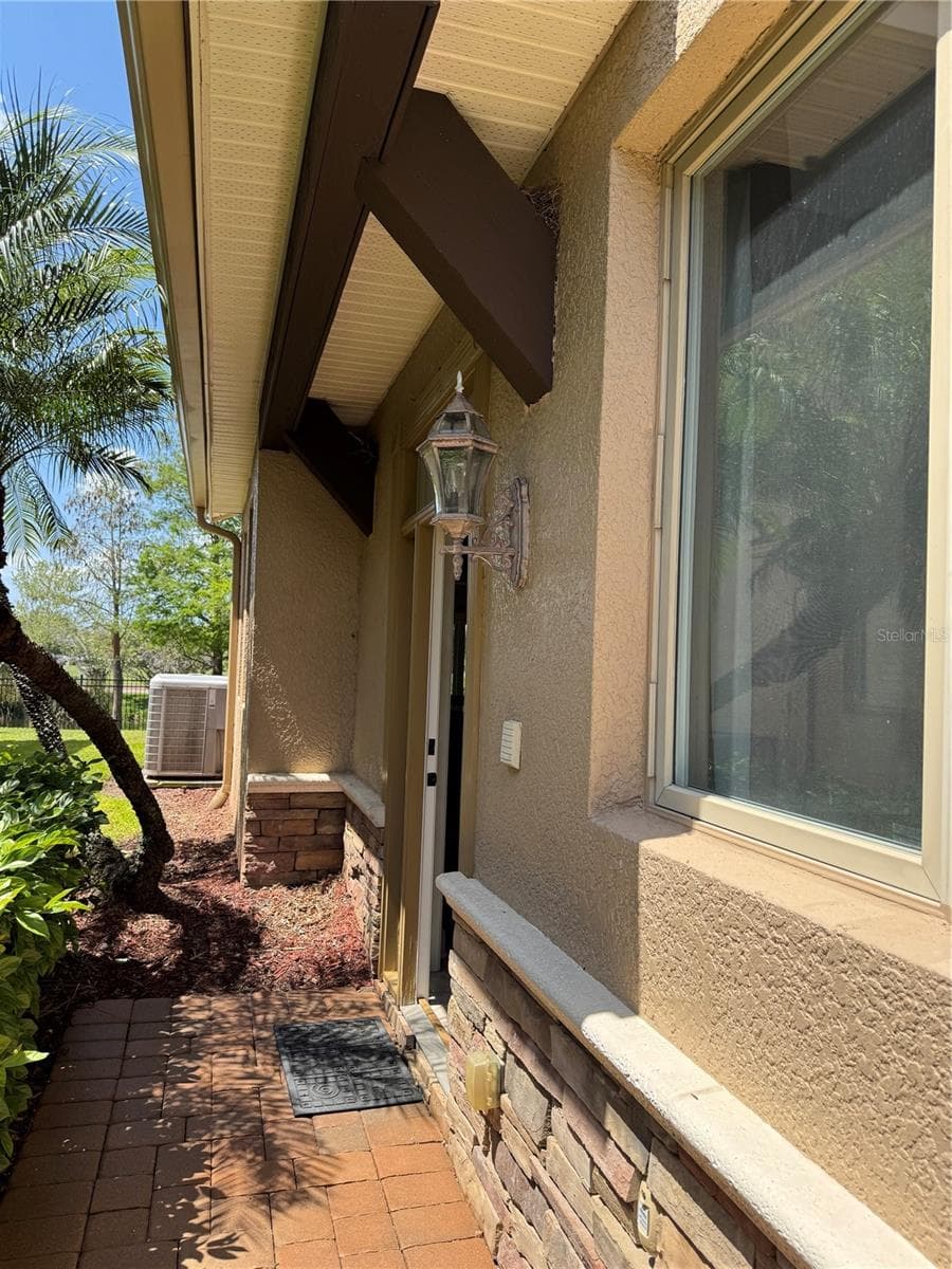 644 Saxony Blvd photo 2