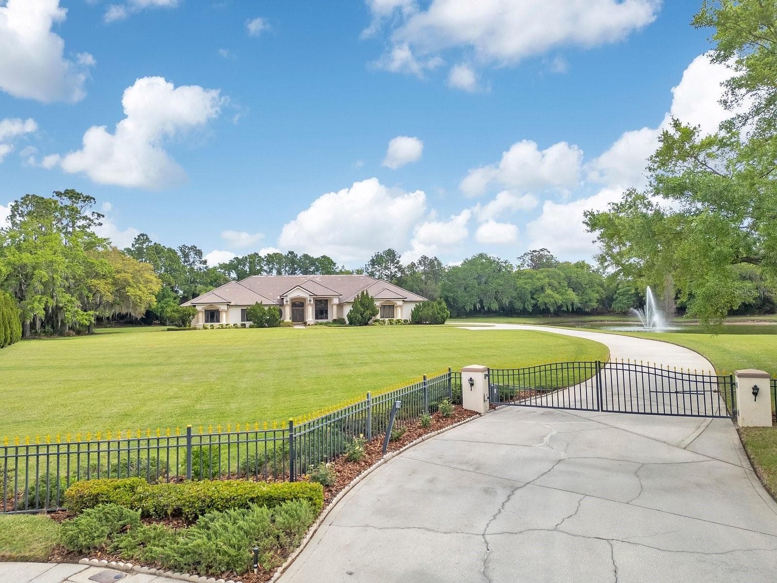 3300 Bridgefield Dr photo 2
