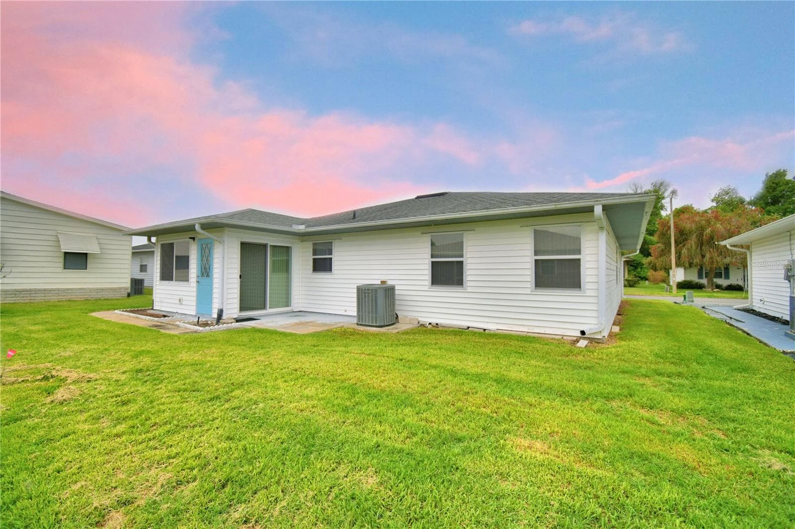 1690 Colonnades Cir N photo 2