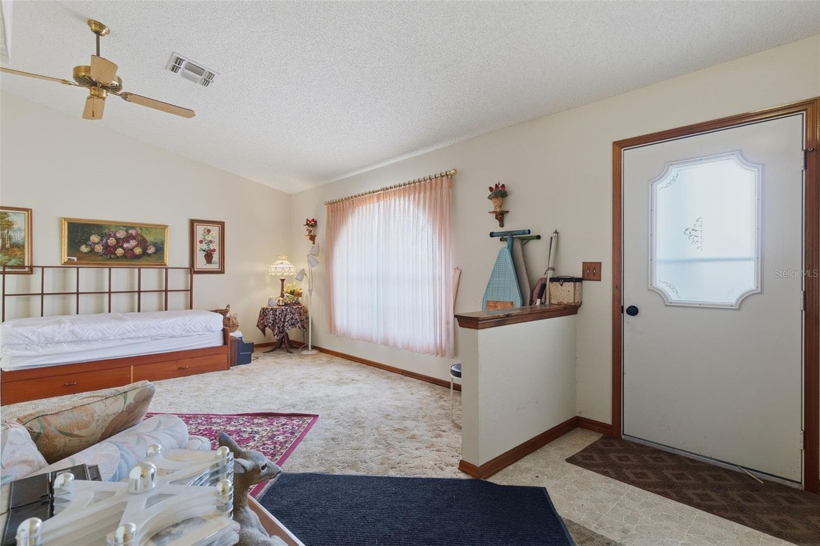 10464 Maderia St photo 5