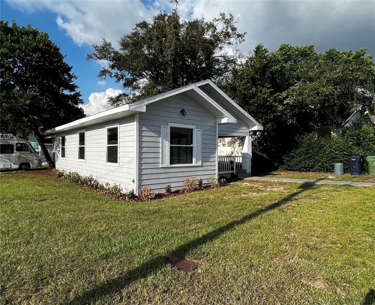 402 E Emma St photo 2