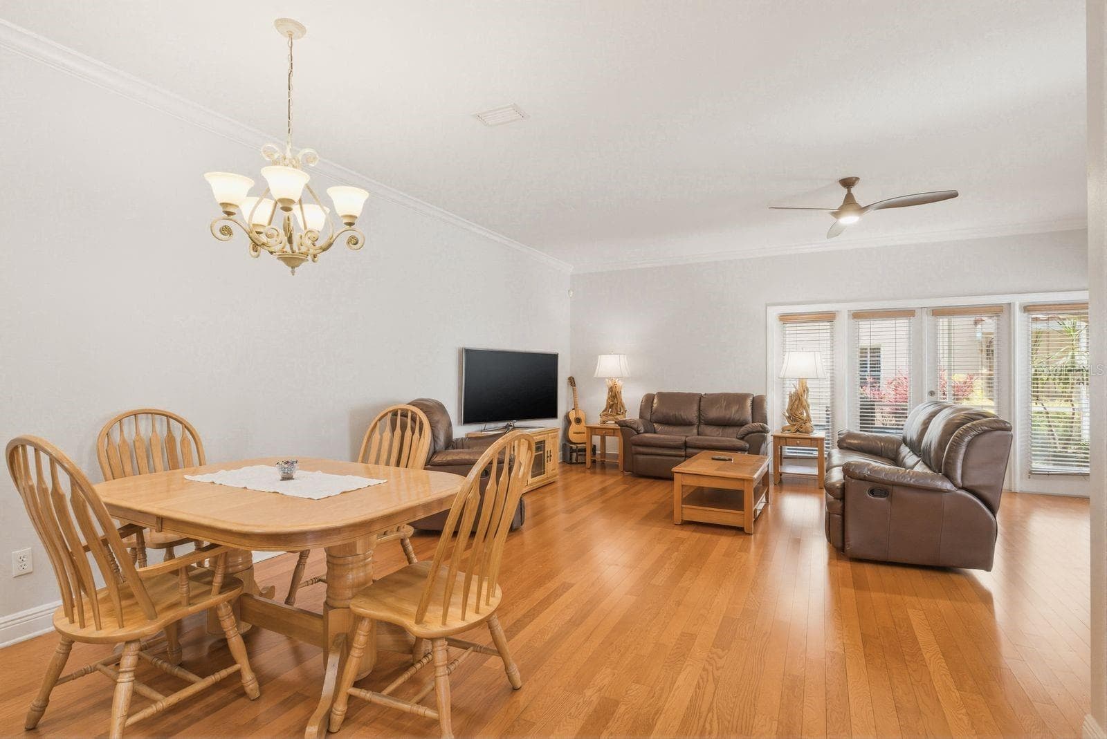 208 Valencia Cir photo 2