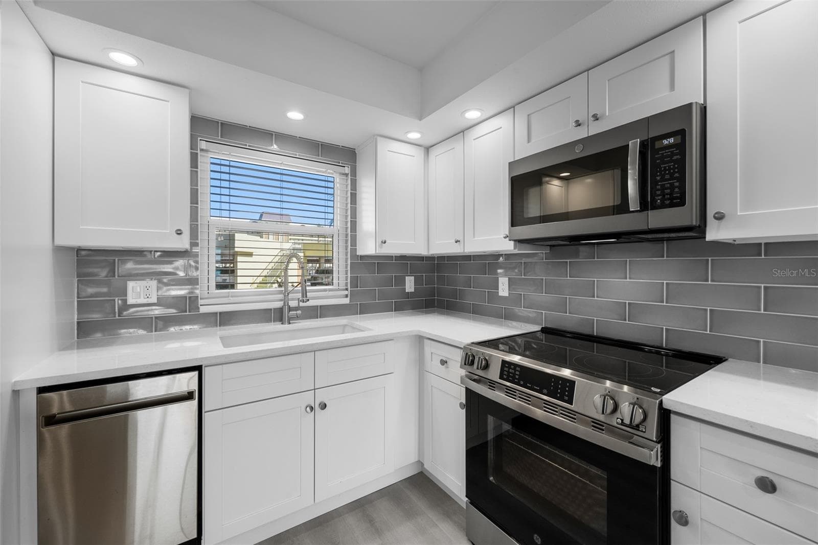 4775 Cove Cir #103 photo 4