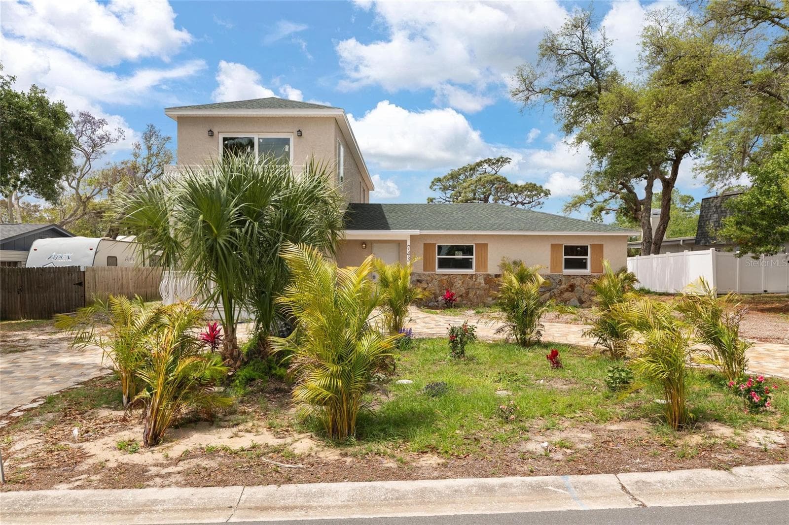 743 Bayshore Dr photo 2