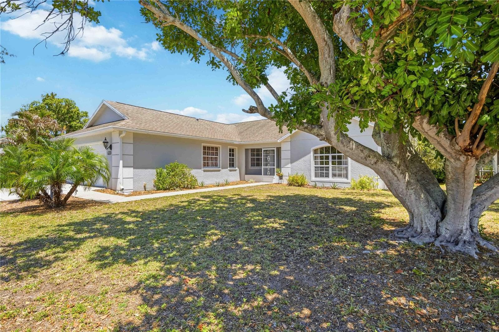 4851 Hamlets Grove Dr photo 3