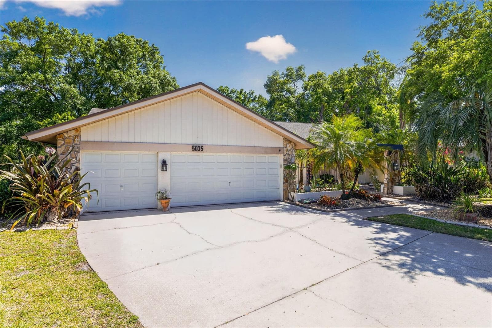 5035 Barrowe Dr photo 2