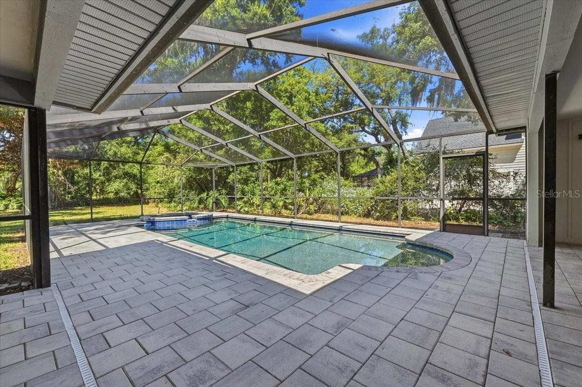2800 Hammock Dr photo 2