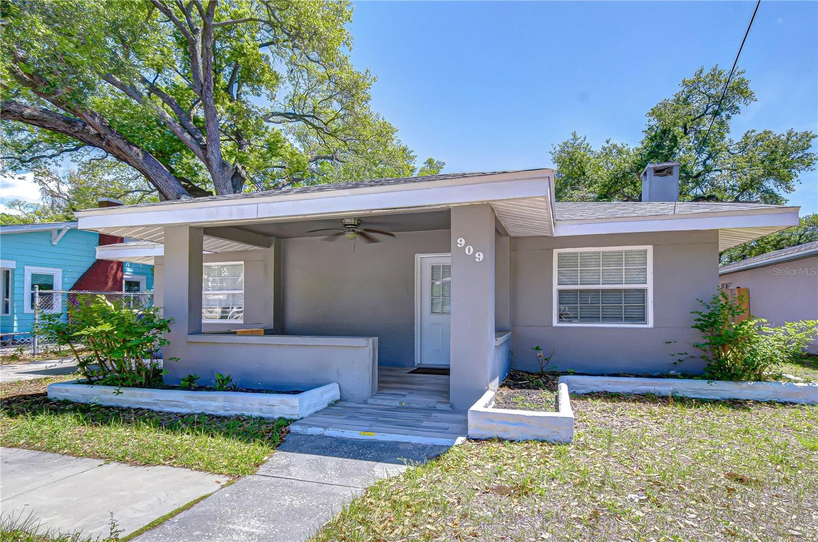 909 Hart St photo 5