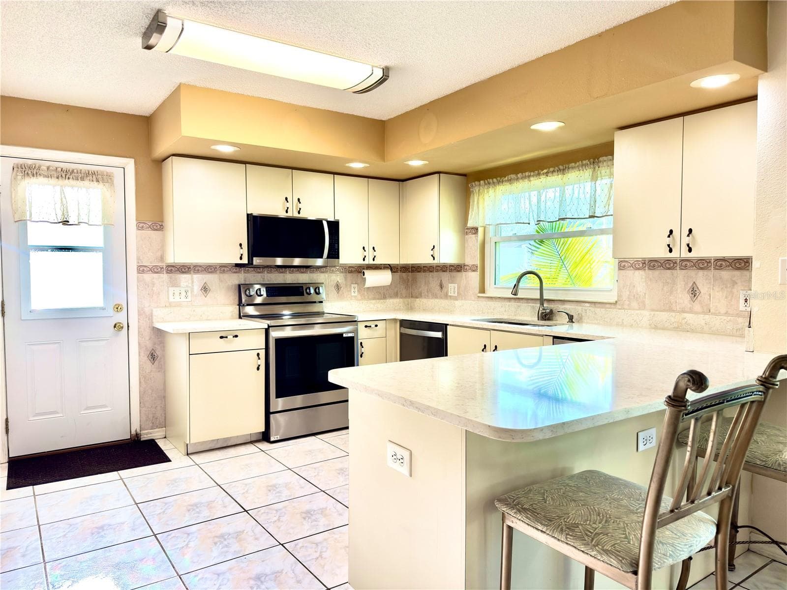 1702 Sunkissed Dr photo 3
