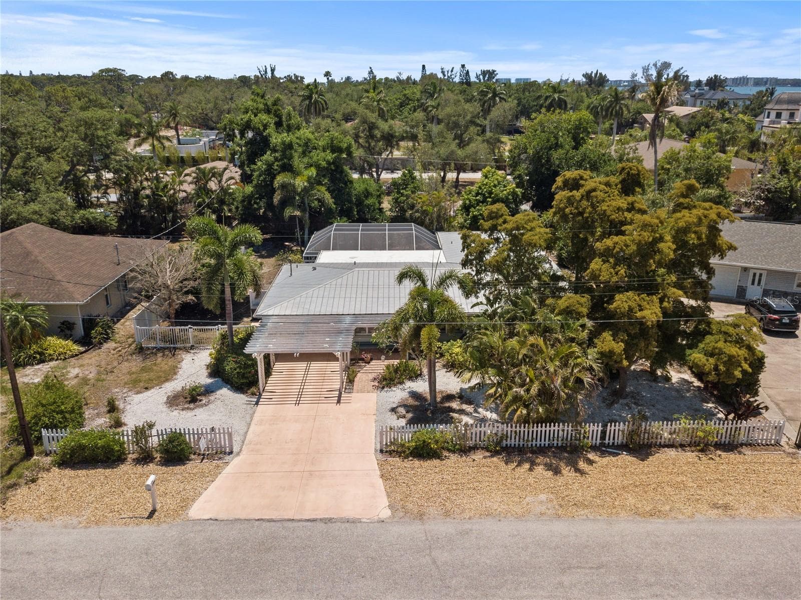 7860 Holiday Dr photo 4